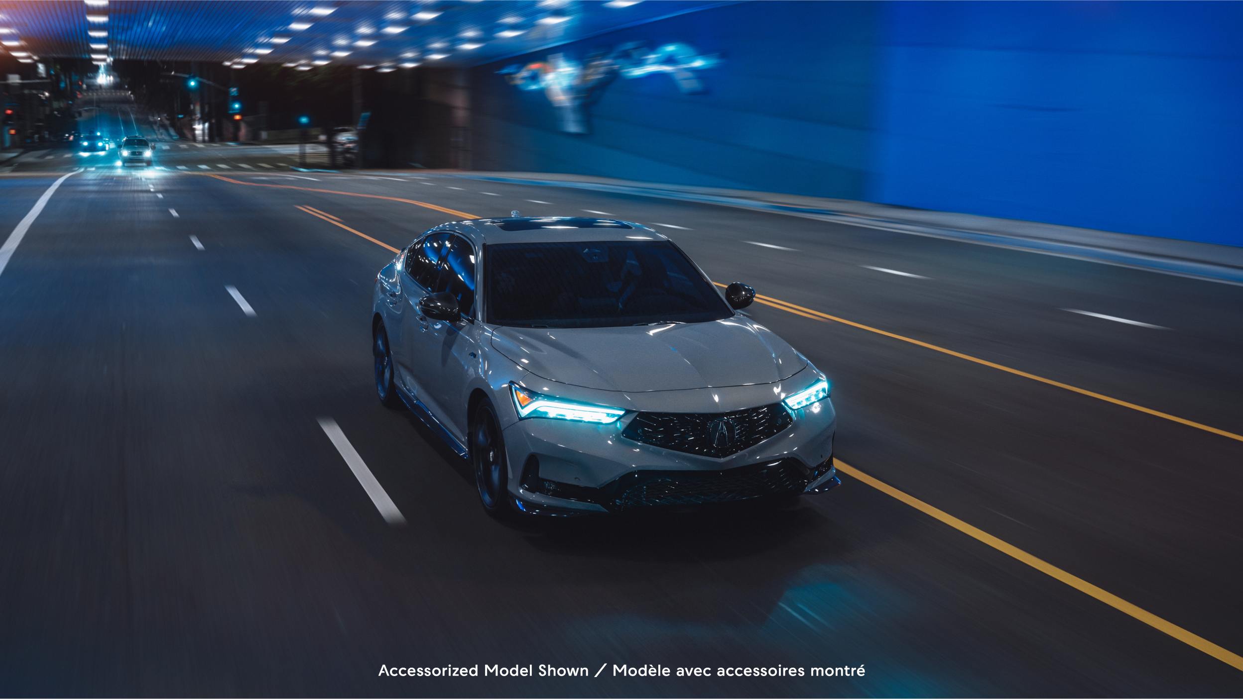 Vue extérieure latérale droite de l’Integra 2023 stationnée à l’intérieur dans l’obscurité.