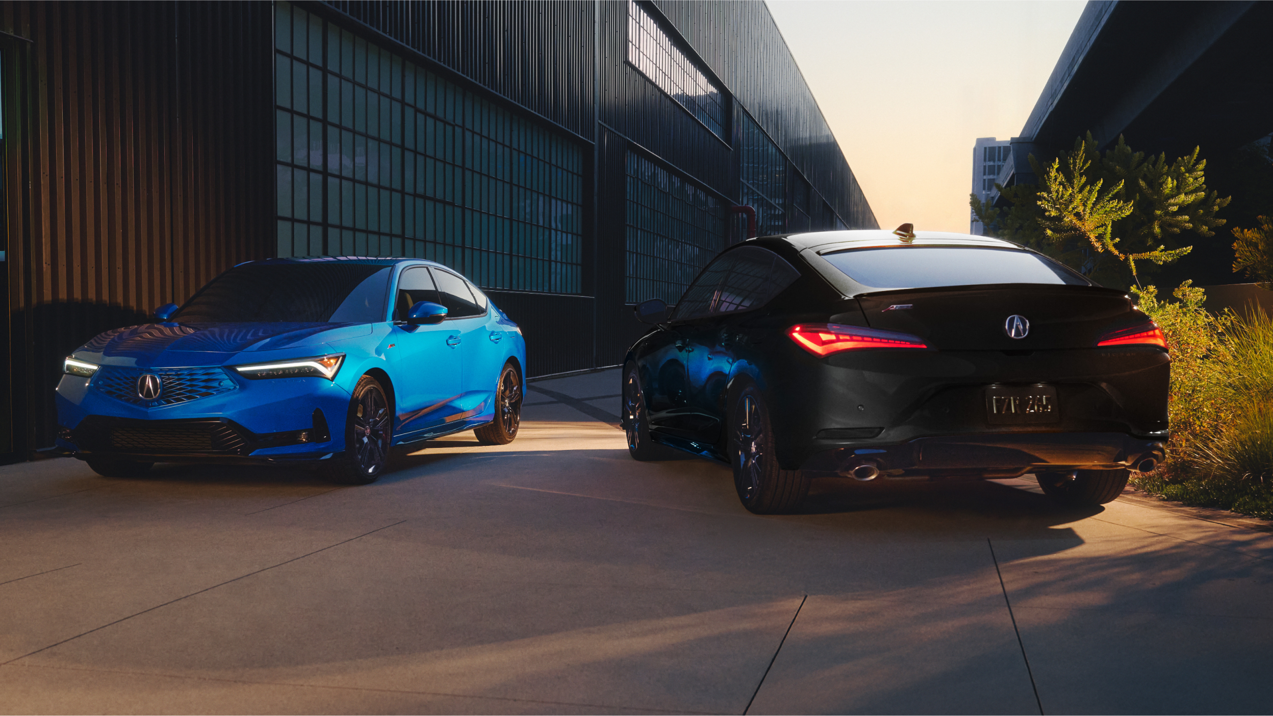 Arrière de l’Integra 2023, feux allumés, aileron arrière et échappement double