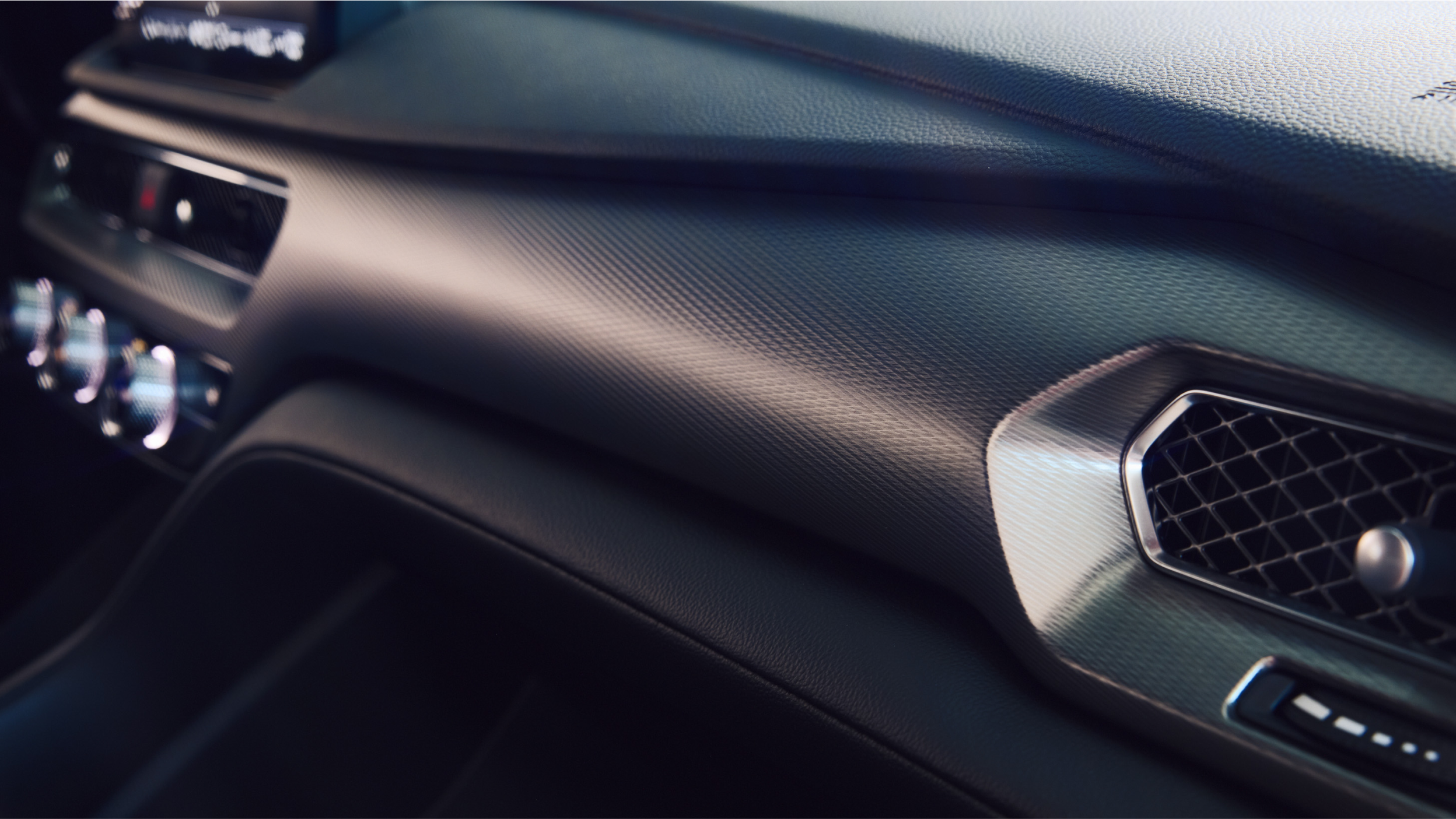 Gros plan sur le tapis de recharge sans fil dans l’Integra 2023, avec un téléphone intelligent.