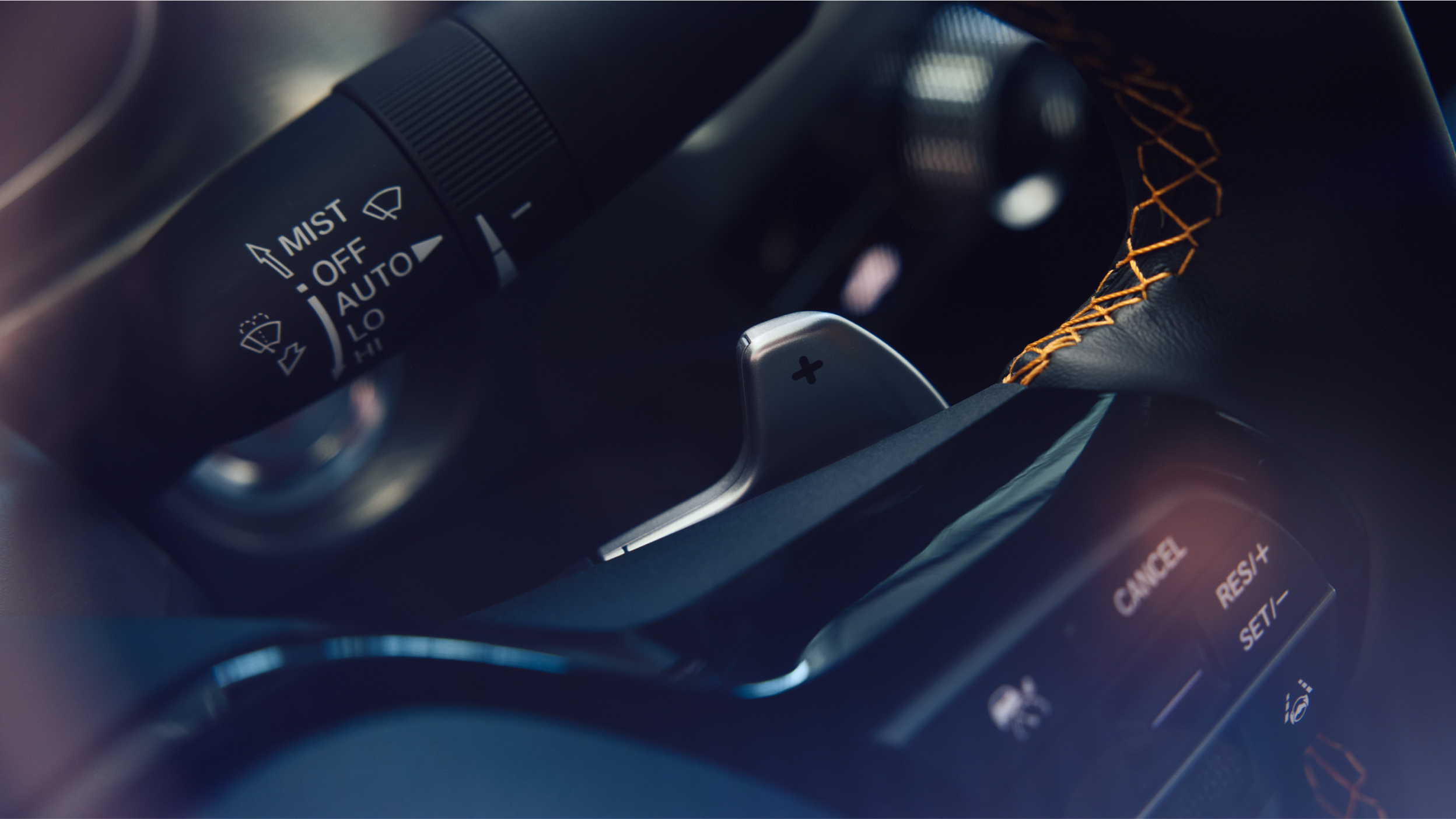 Vue du hayon arrière ouvert de l’Integra 2023 montrant des valises ou des bagages