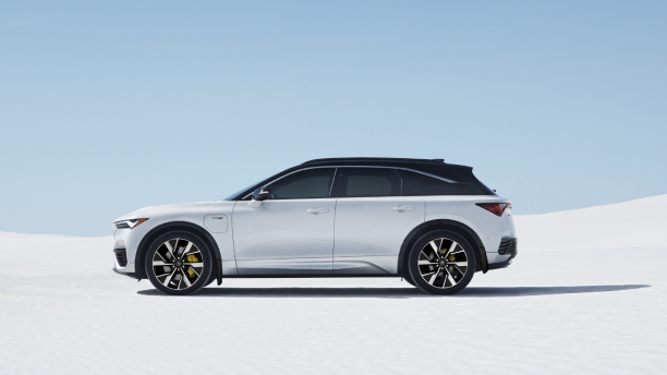 Vue latérale extrêmement large d’un ZDX blanc stationné sur un désert de sel.