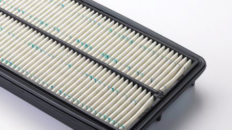 Zoomed in studio shot of an exposed engine air filter. // Zoom en studio sur un filtre à air d'habitacle exposé